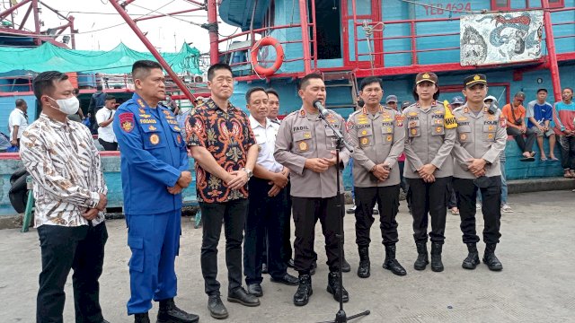 Kapolda Metro Jaya Irjen Pol Fadil Imran, memberikan sambutan saat membuka Pelatihan Basic Safety Training untuk Nelayan di Muara Baru Jakarta Utara, Senin (10/10/2022). (Foto: Wahyu Widodo/Republiknews.co.id)