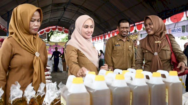 Bupati Luwu Utara, Indah Putri Indriani saat mengunjungi Bazar Pangan Murah (BPM) yang digelar Dinas Perikanan dan Ketahanan Pangan Luwu Utara, Senin (10/10/2022). (Foto: Istimewa)