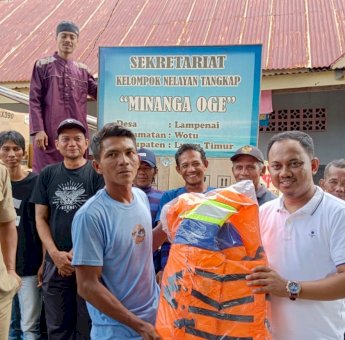 Pastikan Tepat Sasaran, Alpian Serahkan Bantuan Mesin untuk Kelompok Nelayan