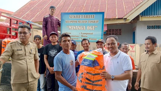 Anggota DPRD Luwu Timur, Alpian bersama Tenaga Fungsional Bidang Perikanan dan Tangkap DKP Luwu Timur, Tri Wiyanto menyerahkan bantuan mesin ke kelompok nelayan.