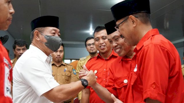 Ketua PMI Kabupaten Gowa, Abd Rauf Malaganni saat melantik pengurus PMI Kecamatan Manuju dan Kecamatan Somba Opu, Gowa, Senin (10/10/2022). (Foto: Istimewa)