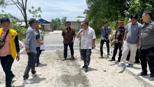 Anggota Komisi V DPR RI, Muhammad Fauzi saat menggelar reses dengan meninjau langsung progres pengerjaan program Kotaku di sejumlah titik di Luwu Utara, Kamis (13/10/2022). (Foto: Istimewa)