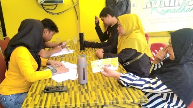 Pendaftar Jalan Sehat yang digelar DPD II Golkar Makassar dalam rangka HUT Partai Golkar ke-58 tampak antusias melakukan pendaftaran. (Foto: Istimewa)