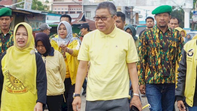 Ketua DPD I Golkar Sulsel, Taufan Pawe (tengah) bersama Ketua DPD II Golkar Sinjai, Andi Kartini Ottong (kiri) dan sejumlah kader Partai Golkar belum lama ini. (Foto: Istimewa)