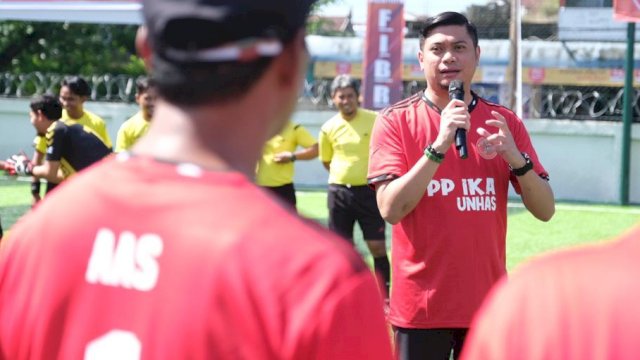 Bupati Gowa, Adnan Purichta Ichsan saat membuka Turnamen Mini Soccer IKA Unhas di Lapangan Mini Soccer Satria Sungguminasa, Jumat (14/10/2022). (Foto: Humas Pemkab Gowa)