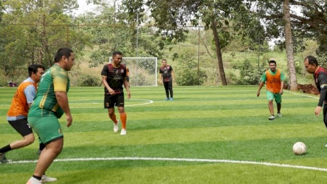 Wali Kota Makassar, Moh Ramdhan Pomanto bermain futsal bareng sejumlah anggota DPRD Makassar, Minggu (3/7/2022). (Foto: Istimewa)