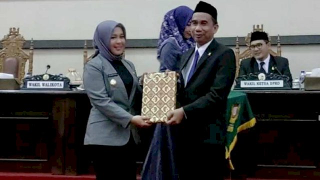 Ketua DPRD Makassar, Rudianto Lallo (kanan) saat menyerahkan hasil reses ke Wakil Wali Kota Makassar, Fatmawati Rusdi dalam rapat paripurna, Rabu (27/7/2022). (Foto: Istimewa)