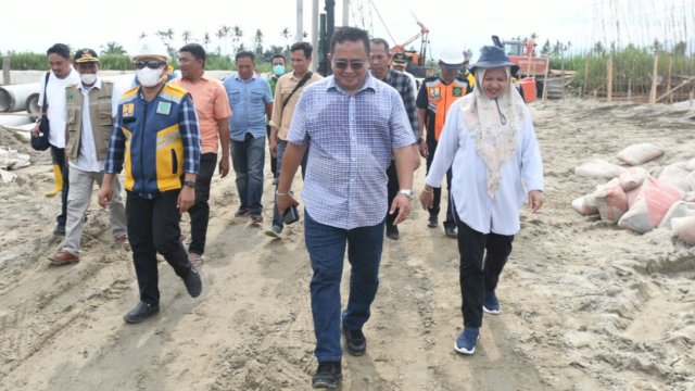 Anggota DPR RI dari Fraksi Partai Golkar, Muhammad Fauzi saat meninjau salah satu program padat karya yang digagasnya di Luwu Utara, Sabtu (15/10/2022). (Foto: Istimewa)