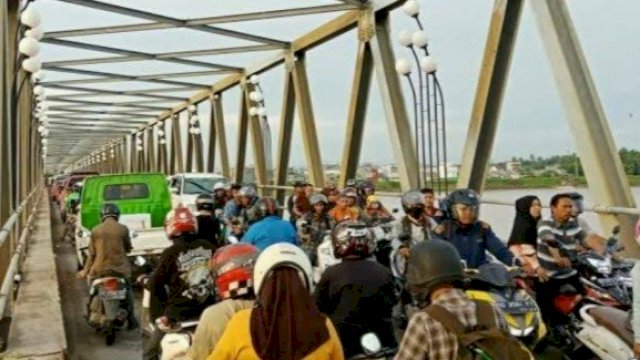 Kondisi kemacetan di Jembatan Barombong saat pagi dan sore hari. (Foto: Istimewa)