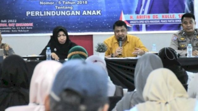 Anggota DPRD Makassar, Arifin Dg Kulle saat menyosialisasikan Perda Nomor 5 Tahun 2018 tentang Perlindungan Anak di Hotel Royal Bay, Makassar, Kamis (7/7/2022). (Foto: Istimewa)