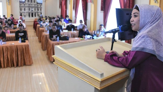 Anggota DPRD Makassar, Nunung Dasniar saat menyosialisasikan Perda Penyelenggaraan Pendidikan di Hotel Grand Town, Makassar, Rabu (20/7/2022). (Foto: Istimewa)
