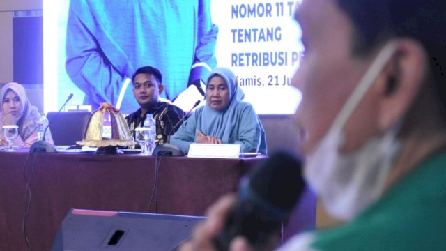 Anggota DPRD Makassar, Fatma Wahyuddin saat menyosialisasikan Perda Retribusi Pelayanan Persampahan dan Kebersihan di Hotel Aston, Makassar, Kamis (21/7/2022). (Foto: Istimewa)