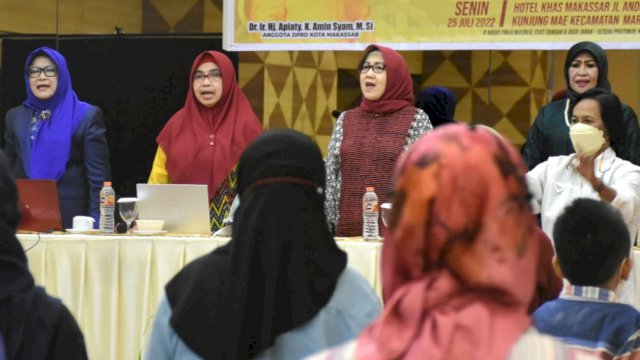 Anggota DPRD Makassar, Apiaty Amin Syam saat menyosialisasikan Perda Pengarusutamaan Gender (PUG) di Hotel Khas Makassar, Senin (25/7/2022). (Foto: Istimewa)
