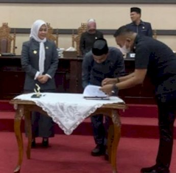 DPRD Makassar Sahkan Ranperda Perlindungan Guru Menjadi Perda