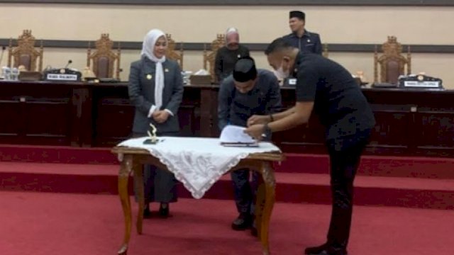 Suasana rapat paripurna DPRD Makassar dengan agenda pengesahan Ranperda Perlindungan Guru menjadi Perda, Senin (1/8/2022). (Foto: Istimewa)