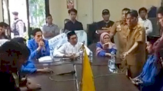 Sejumlah legislator DPRD Kota Makassar saat menerima aspirasi dari PMII Makassar dalam aksi unjuk rasa, Senin (29/8/2022). (Foto: Istimewa)