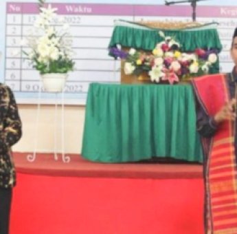 Hadiri HKBP, Ketua DPRD Makassar Diberi Hadiah Ulos