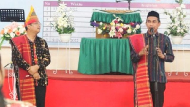 Ketua DPRD Makassar, Rudianto Lallo (kanan) saat menghadiri kegiatan HKBP 2022, Minggu (14/8/2022). (Foto: Istimewa)
