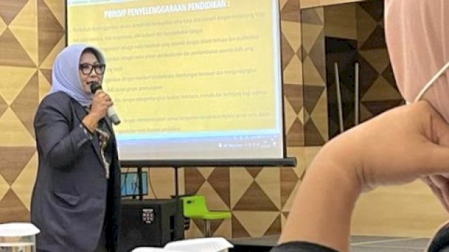 Anggota DPRD Makassar, Apiaty Amin Syam saat menyosialisasikan Perda Penyelenggaraan Pendidikan di Hotel Khas Makassar, Sabtu (27/8/2022). (Foto: Istimewa)