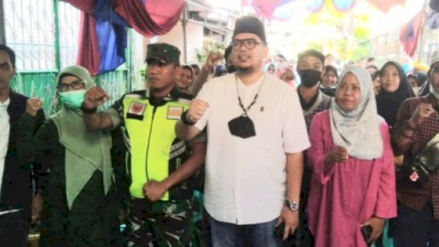 Anggota DPRD Makassar, Andi Pahlevi saat menyerap aspirasi warga Malimongan Baru, Sabtu (6/8/2022). (Foto: Istimewa)