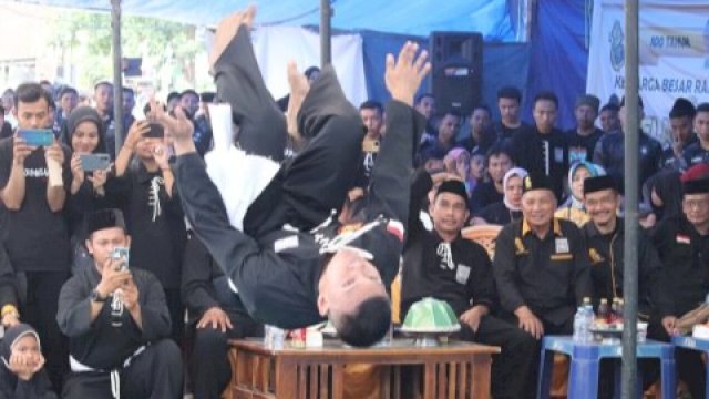 Ketua DPRD Makassar, Rudianto Lallo saat menyaksikan pertunjukan yang ditampilkan dalam kegiatan warga Persaudaraan Setia Hati Terate Sulawesi Selatan, Minggu (18/9/2022). (Foto: Istimewa)