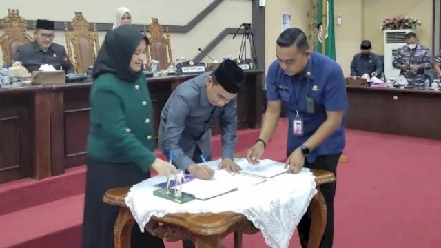 Suasana rapat paripurna DPRD Makassar dengan agenda persetujuan APBD Perubahan 2022, Jumat (30/9/2022). (Foto: Istimewa)