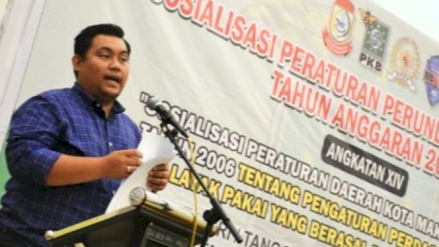 Anggota DPRD Makassar, Imam Musakkar saat menyosialisasikan Perda Pengaturan Perdagangan Barang Bekas Layak Pakai di Hotel MaxOne, Makassar, Minggu (25/9/2022). (Foto: Istimewa)