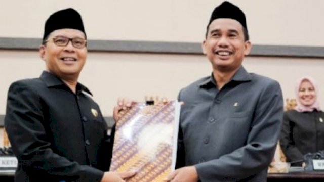 Wali Kota Makassar, Moh Ramdhan Pomanto (kiri) bersama Ketua DPRD Makassar, Rudianto Lallo dalam rapat paripurna di Kantor DPRD Makassar, Senin (19/9/2022). (Foto: Istimewa)