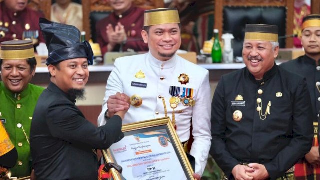 Bupati Gowa, Adnan Purichta Ichsan saat menghadiri rapat paripurna dalam rangka peringatan HUT Sulsel ke-353 di ruang rapat paripurna DPRD Sulsel, Rabu (19/10/2022). (Foto: Humas Pemkab Gowa)