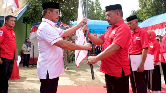 Ketua PMI Kabupaten Gowa, Abd Rauf Malaganni saat melantik pengurus kecamatan di wilayah dataran tinggi, Kamis (20/10/2022). (Foto: Humas Pemkab Gowa)
