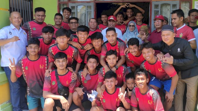Bupati Luwu Timur, H. Budiman saat mengunjungi atlet cabor sepakbola Luwu Timur di Porprov Sinjai-Bulukumba.