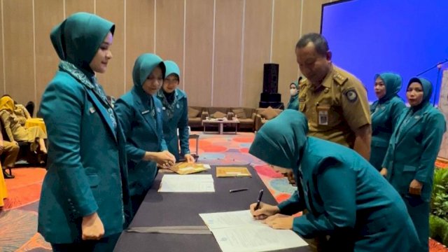 Ketua TP PKK Kabupaten Gowa, Priska Paramita Adnan saat melantik puluhan ketua PKK kecamatan di Hotel Gammara Makassar, Selasa (25/10/2022). (Foto: Istimewa)