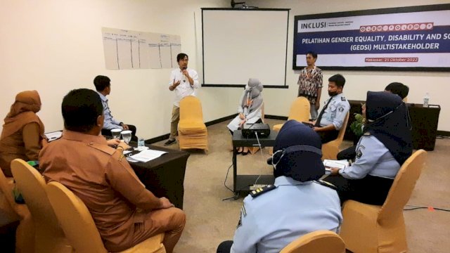 PKBI Sulsel menggelar pelatihan GEDSI ke jajaran Pemkab Maros untuk mendorong terwujudnya inklusifitas dalam pembangunan berkelanjutan, Rabu (26/10/2022). (Foto: Dok. PKBI Sulsel)