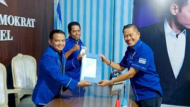 Sekretaris BPOKK-Da Sulawesi Selatan, Wahyuddin saat menerima berkas pendaftaran salah satu bakal calon ketua DPC Demokrat di Sulsel. (Foto: Istimewa)