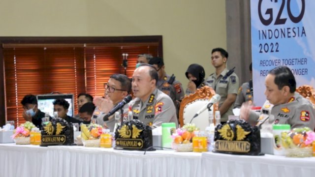 Wakapolri Komjen Pol Gatot Eddy Pramono bersama jajaran PJU Mabes Polri saat melaksanakan TFG untuk perhelatan KTT G20, Kamis (27/10/2022). (Foto: Istimewa)