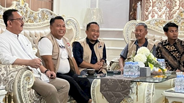 Sejumlah relawan Anies Baswedan di Sulsel menemui Ketua DPD Partai Demokrat Sulsel, Ni'matullah Erbe (kiri) di Jalan Penjernihan, Makassar, Jumat (28/10/2022). (Foto: Istimewa)
