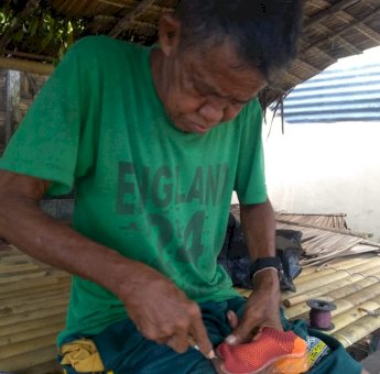 Hidup Sebatangkara dan Tak Punya Rumah, Kakek di Wakatobi Ini Gantungkan Hidup Jadi Tukang Sol Sepatu