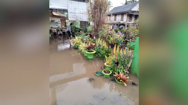 Luapan Air ke pemukiman warga akibat pekerjaan Drainase dipersempit, terjadi di Kampung Cangadi, Kelurahan Galung, Kabupaten Liliriaja, Kabupaten Soppeng. (istimewa)