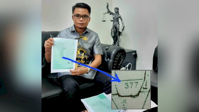 Hardodi, SH.,MH.,CLA, Pengacara Ibu Ratna memperlihatkan Sertipikat Bukti Kepemilikan Tanah di yang berlokasi depan Kompleks Hartaco Jaya, Kota Makassar. (Istimewa)
