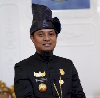 HUT ke-353 Sulsel, Andi Sudirman Kenakan Pakaian Adat Kajang