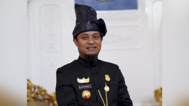 Gubernur Sulsel Andi Sudirman Sulaiman, mengenakan pakaian adat Kajang sebelum menuju Kantor DPRD Sulsel untuk menghadiri HUT Sulsel ke-353, Rabu (19/10/2022). (Istimewa)
