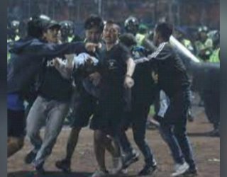 Tertidur di Stadion Kanjuruhan (2) Gerbang Tak Dibuka Sebelum Tim Persebaya&nbsp;Pergi