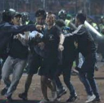 Tertidur di Stadion Kanjuruhan (2) Gerbang Tak Dibuka Sebelum Tim Persebaya&nbsp;Pergi