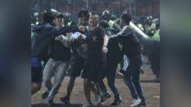 Tertidur di Stadion Kanjuruhan (2) Gerbang Tak Dibuka Sebelum Tim Persebaya Pergi
