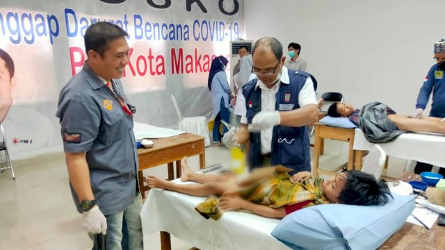 Ketua PMI Kota Makassar Syamsu Rizal (Deng Ical) saat meninjau proses sunatan massal di Markas PMI Kota Makassar, Sabtu (08/10/2022). (Istimewa)