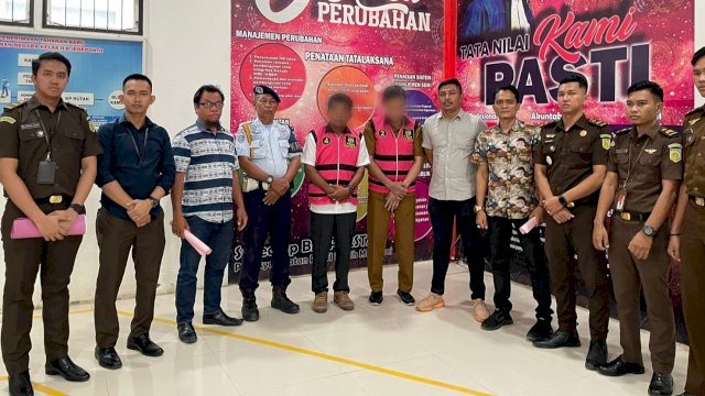 Mantan Sekretaris DPRD Jeneponto MA dan MF selaku PPK, saat tiba di Rutan Jeneponto untuk dilakukan penahanan usai menjalani pemeriksaan di Kejari Jeneponto dan langsung ditetapkan sebagai tersangka, Senin (24/10/2022). (Istimewa)