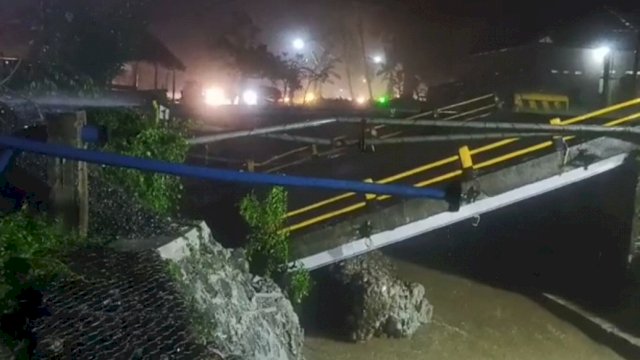 Jembatan Rampoang yang menghubungkan Kota Palopo - Kabupaten Luwu Utara - Luwu Timur hingga Sulawesi Selatan - Sulawesi Tengah dan Sulawesi Tenggara, ambruk pada Selasa (18/10/2022) malam. (Istimewa)