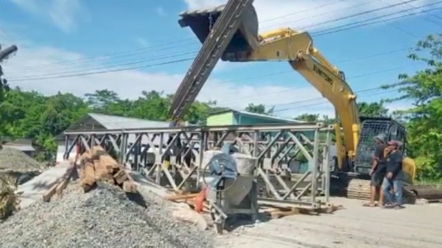 Proses pengerjaan jembatan Rampoang di Kota Palopo Sulsel, Jembatan ini berada di Jalan Trans Sulawesi menghubungkan Sulsel-Sultra-Sulteng. (Istimewa)