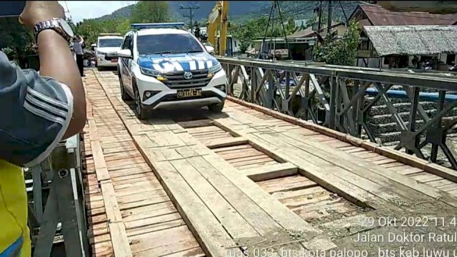 Beberapa kendaraan roda empat saat melakukan uji coba jembatan Darurat Rampoang Kota Palopo, Minggu (30/10/2022). (Istimewa)