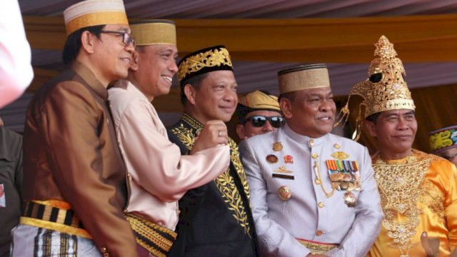 Wakil Bupati Luwu Utara Suaib Mansur foto bersama dengan Mendagri Tito Karnavian, Bupati Wajo, Bupati Bone dan Gubernur Kaltara Zainal Arifin Paliwang saat peringatan HUT ke 10 Kalimantan Utara. (ft. istimewa)